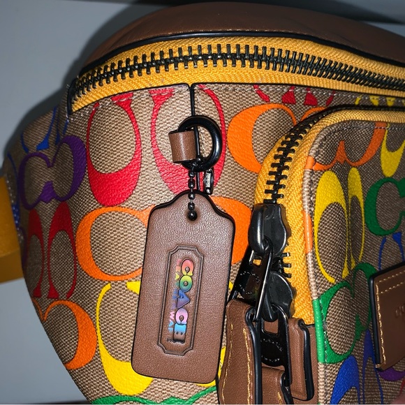Coach Pride Track Belt Bag In Rainbow Signature Canvas! Like new ! - Picture 4 of 12